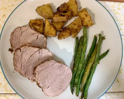 pork medallions with potatoes and green beans